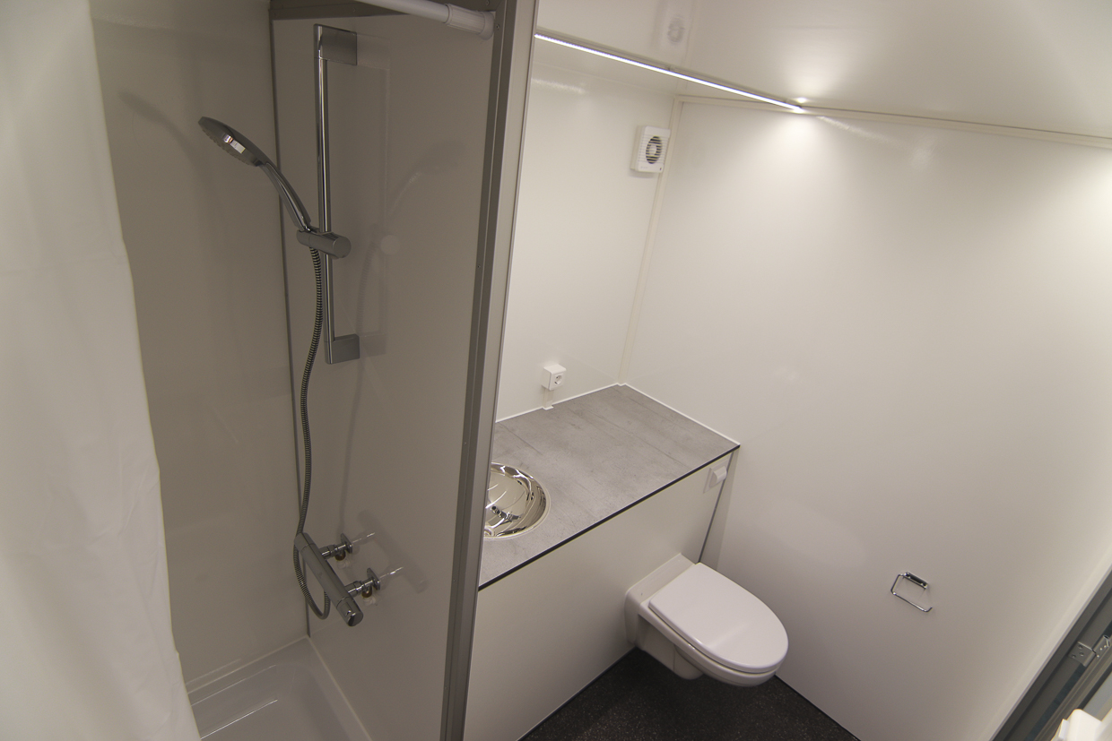 Interieur van de mobiele badkamer van DOS Duurzaam